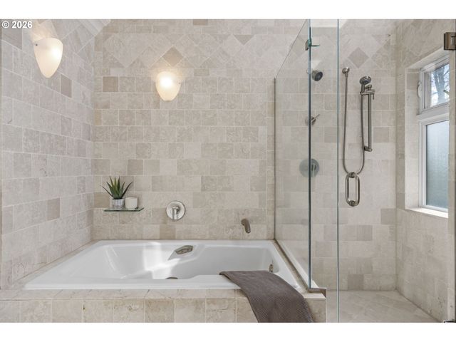 5202 Sw NORTHWOOD Ave, Portland, OR 97239