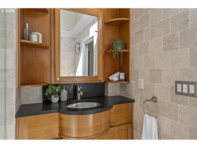 5202 Sw NORTHWOOD Ave, Portland, OR 97239