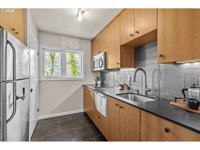 5202 Sw NORTHWOOD Ave, Portland, OR 97239