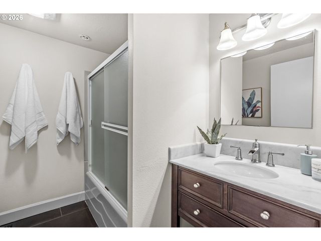 5202 Sw NORTHWOOD Ave, Portland, OR 97239