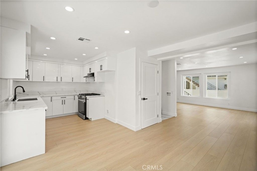 Image 10 of property listing at 7010 Lennox Avenue, Van Nuys, CA 91405