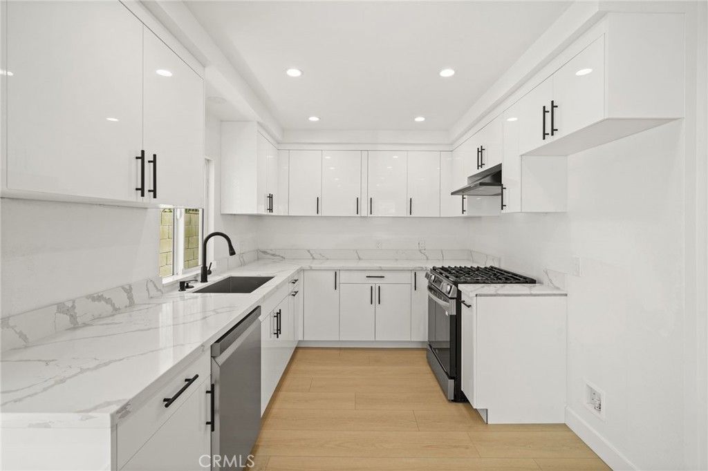 Image 11 of property listing at 7010 Lennox Avenue, Van Nuys, CA 91405