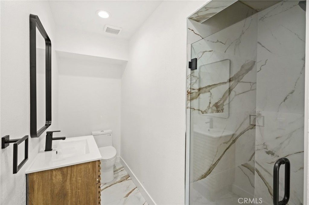 Image 13 of property listing at 7010 Lennox Avenue, Van Nuys, CA 91405