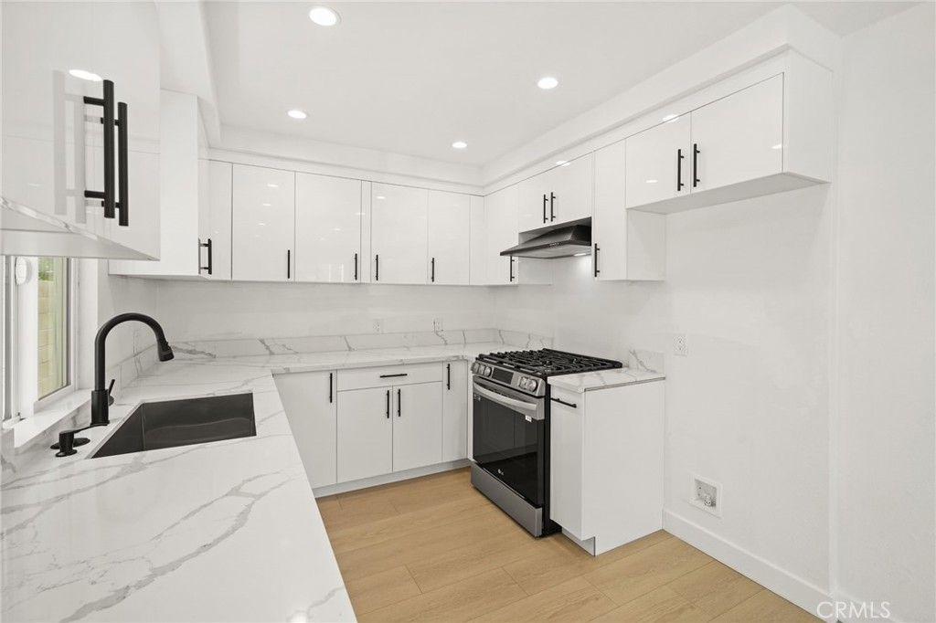 Image 14 of property listing at 7010 Lennox Avenue, Van Nuys, CA 91405