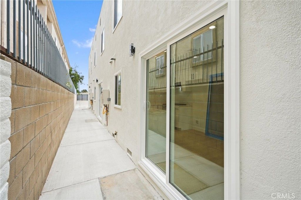 Image 27 of property listing at 7010 Lennox Avenue, Van Nuys, CA 91405
