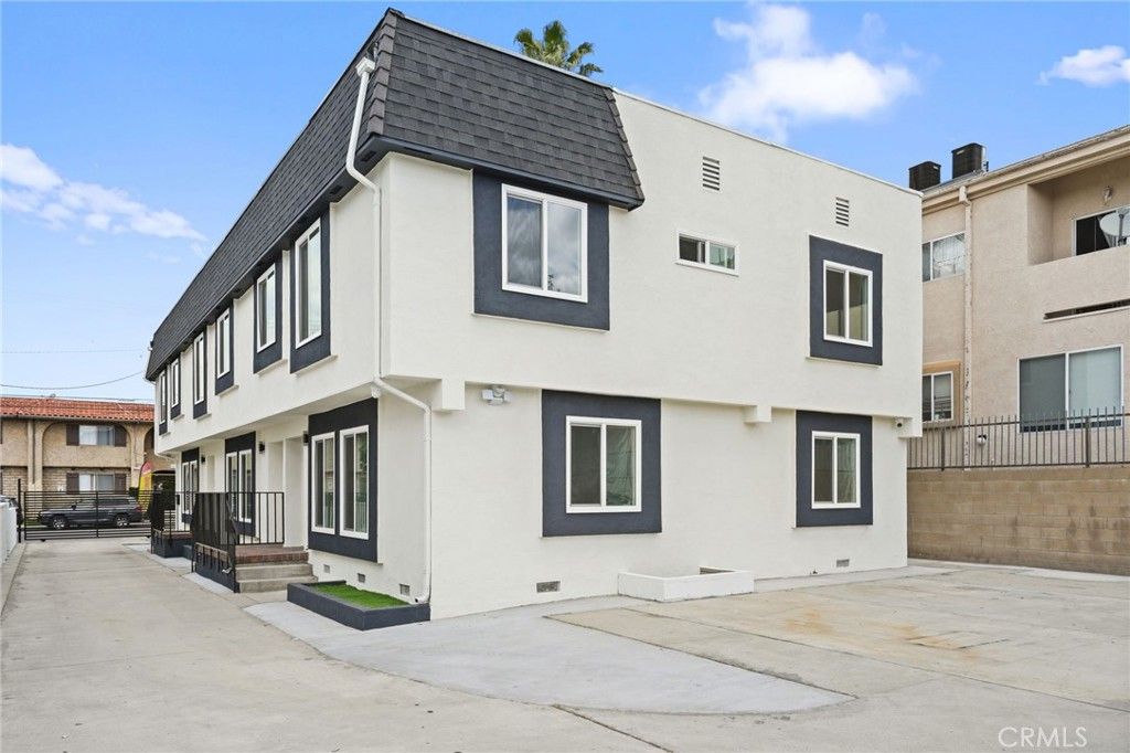 Image 3 of property listing at 7010 Lennox Avenue, Van Nuys, CA 91405