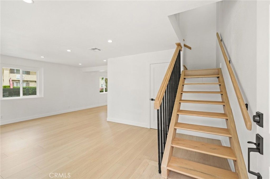 Image 4 of property listing at 7010 Lennox Avenue, Van Nuys, CA 91405