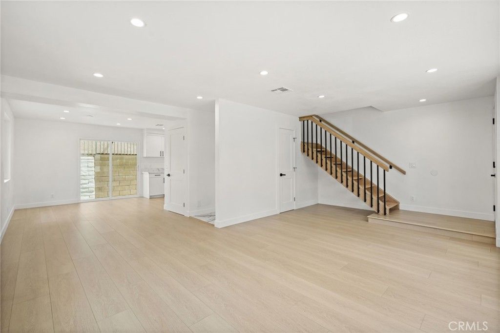 Image 5 of property listing at 7010 Lennox Avenue, Van Nuys, CA 91405