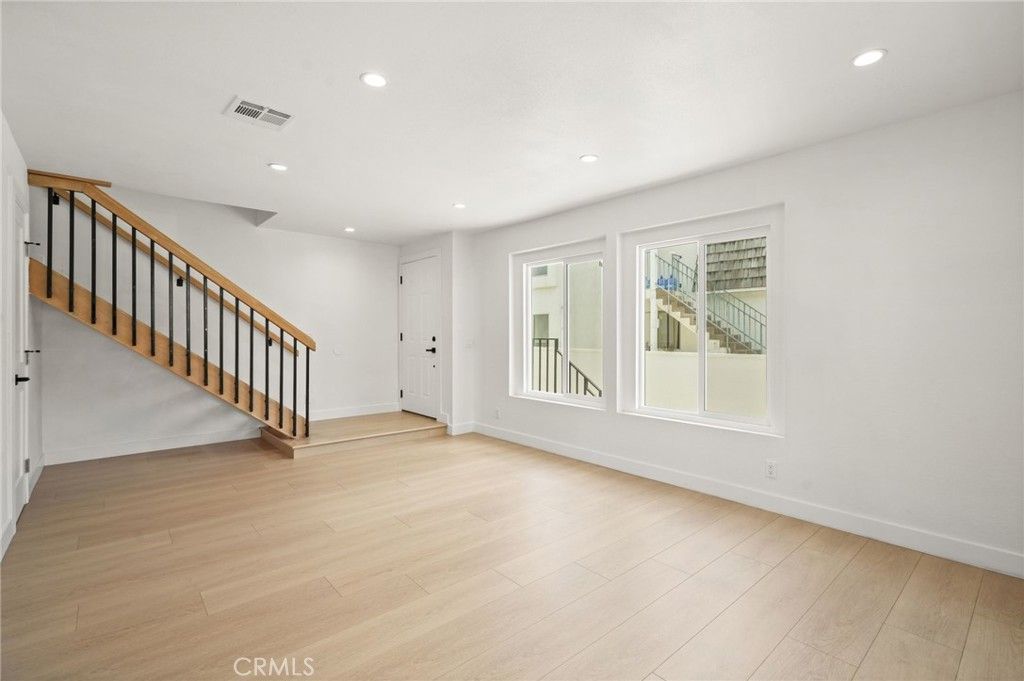 Image 6 of property listing at 7010 Lennox Avenue, Van Nuys, CA 91405