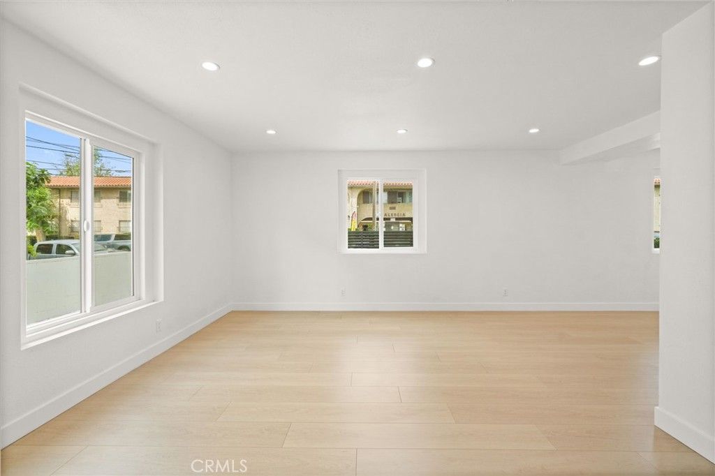 Image 7 of property listing at 7010 Lennox Avenue, Van Nuys, CA 91405