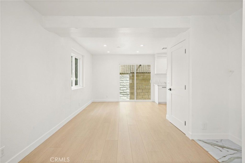 Image 8 of property listing at 7010 Lennox Avenue, Van Nuys, CA 91405
