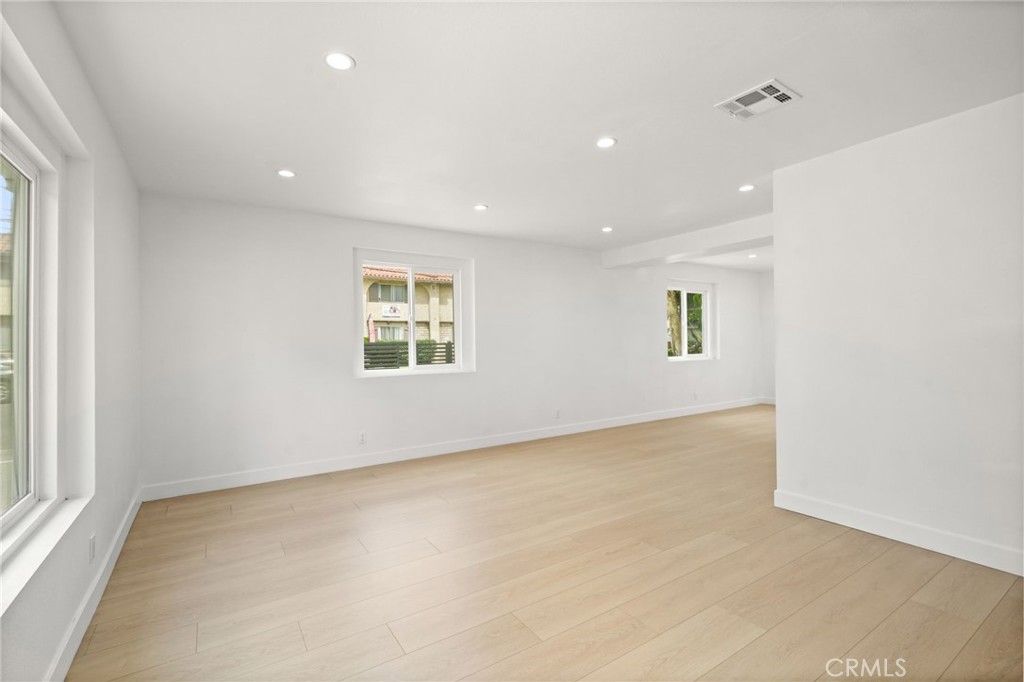 Image 9 of property listing at 7010 Lennox Avenue, Van Nuys, CA 91405