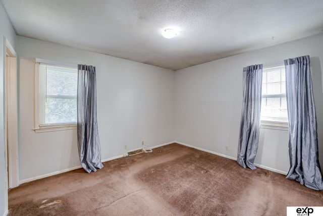 6417 N 68th Street, Omaha, NE 68104