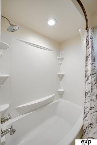 6417 N 68th Street, Omaha, NE 68104