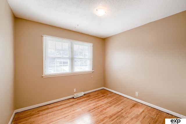 6417 N 68th Street, Omaha, NE 68104