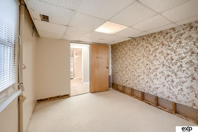 6417 N 68th Street, Omaha, NE 68104