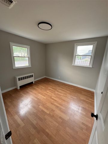 282 16th St, West Babylon, NY 11704