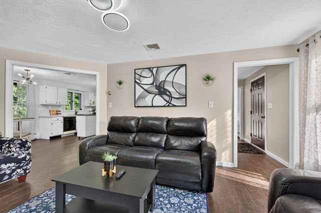 8 Marks Way, Sutton, MA 01590