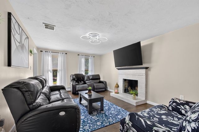 8 Marks Way, Sutton, MA 01590