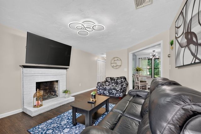 8 Marks Way, Sutton, MA 01590