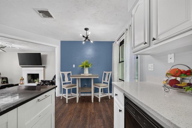 8 Marks Way, Sutton, MA 01590