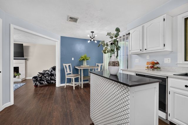 8 Marks Way, Sutton, MA 01590