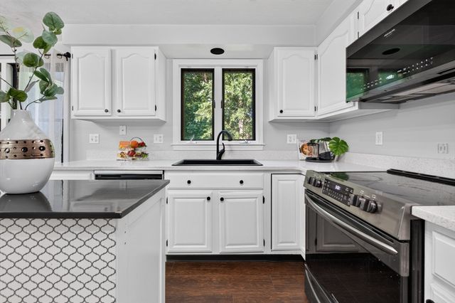 8 Marks Way, Sutton, MA 01590