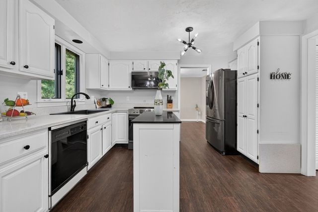 8 Marks Way, Sutton, MA 01590