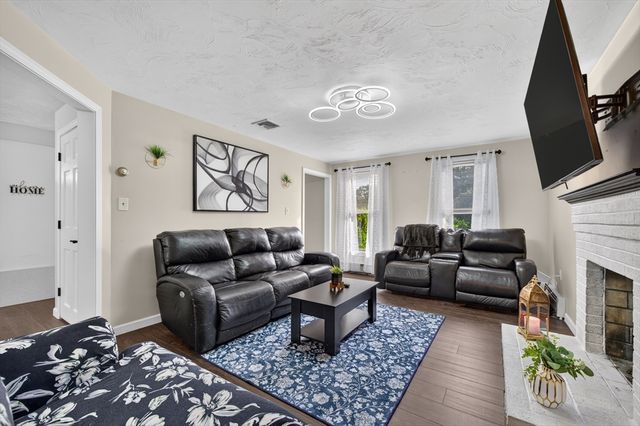 8 Marks Way, Sutton, MA 01590