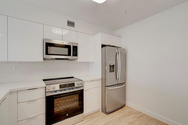 1 Alhambra Cir 601, Coral Gables, FL 33134