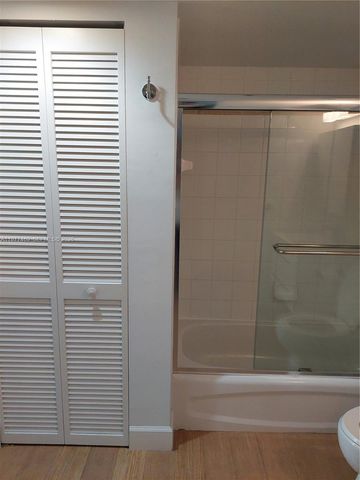 1200 N Brickell Bay Dr 1918, Miami, FL 33131