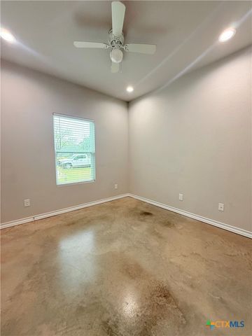 607 E Martindale Road B, Seguin, TX 78155