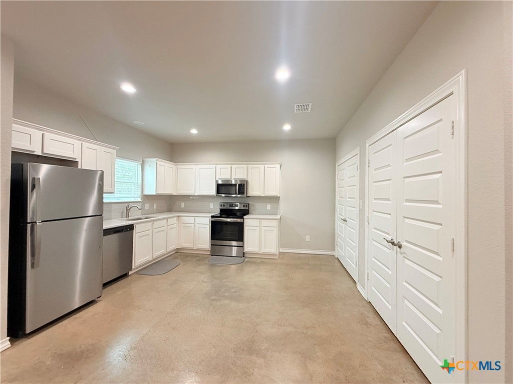 607 E Martindale Road B, Seguin, TX 78155