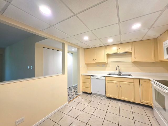350 Plum Creek Drive 406, Wheeling, IL 60090