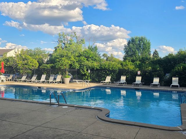 350 Plum Creek Drive 406, Wheeling, IL 60090