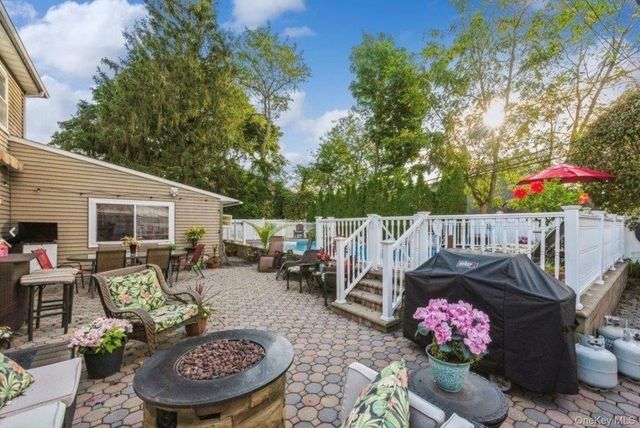 32 Return Lane, Levittown, NY 11756