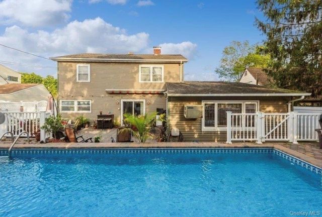 32 Return Lane, Levittown, NY 11756