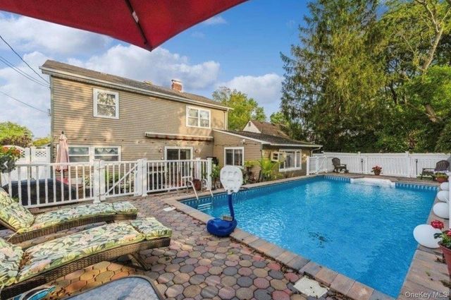 32 Return Lane, Levittown, NY 11756