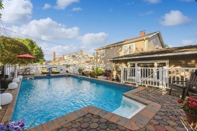 32 Return Lane, Levittown, NY 11756