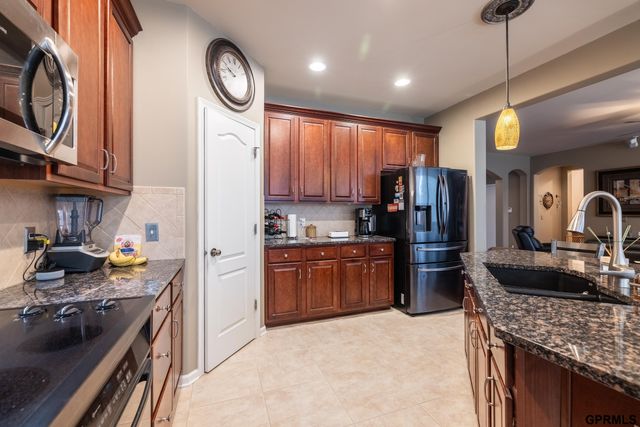 18010 Dewey Circle, Elkhorn, NE 68022