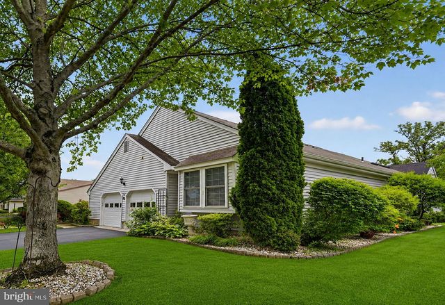11 CANTERBURY DR, Monroe Township, NJ 08831