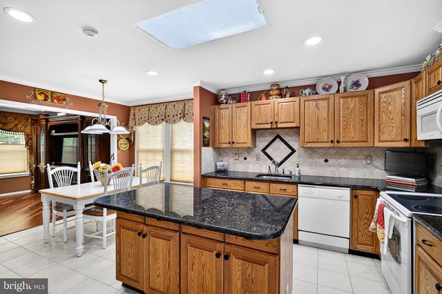 11 CANTERBURY DR, Monroe Township, NJ 08831