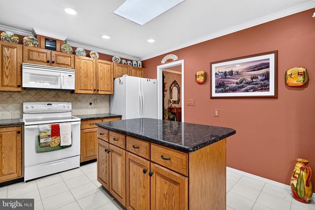 11 CANTERBURY DR, Monroe Township, NJ 08831