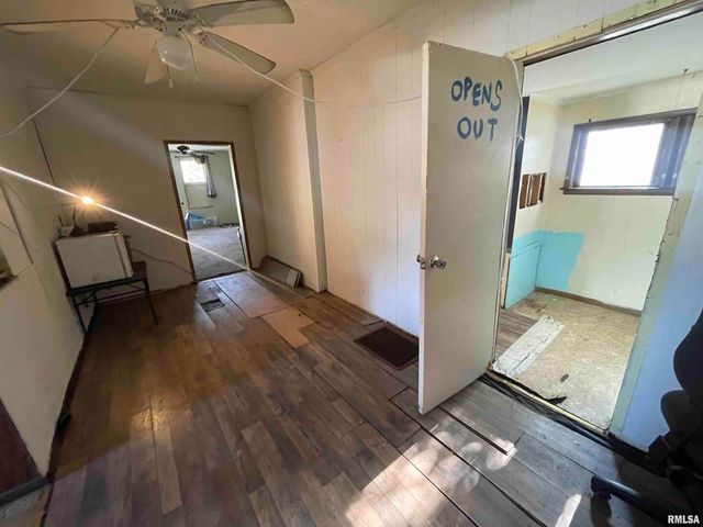 502 E MATTHEW Street, Sesser, IL 62884