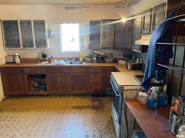 502 E MATTHEW Street, Sesser, IL 62884