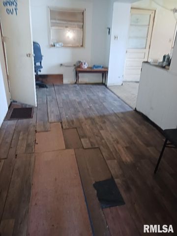 502 E MATTHEW Street, Sesser, IL 62884