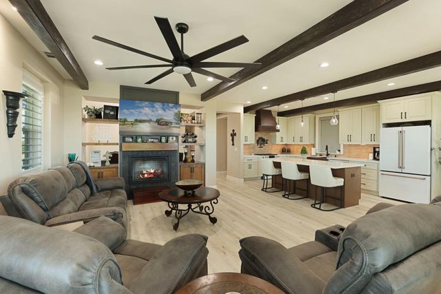 7613 E Harney Ln, Lodi, CA 95240