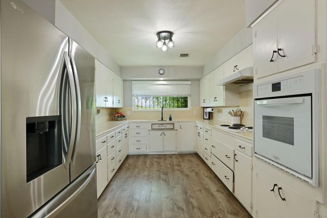 7613 E Harney Ln, Lodi, CA 95240