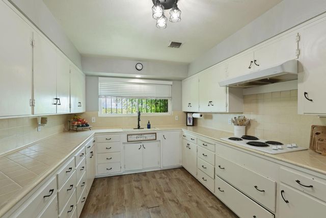 7613 E Harney Ln, Lodi, CA 95240