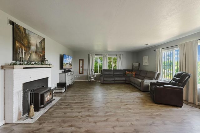 7613 E Harney Ln, Lodi, CA 95240